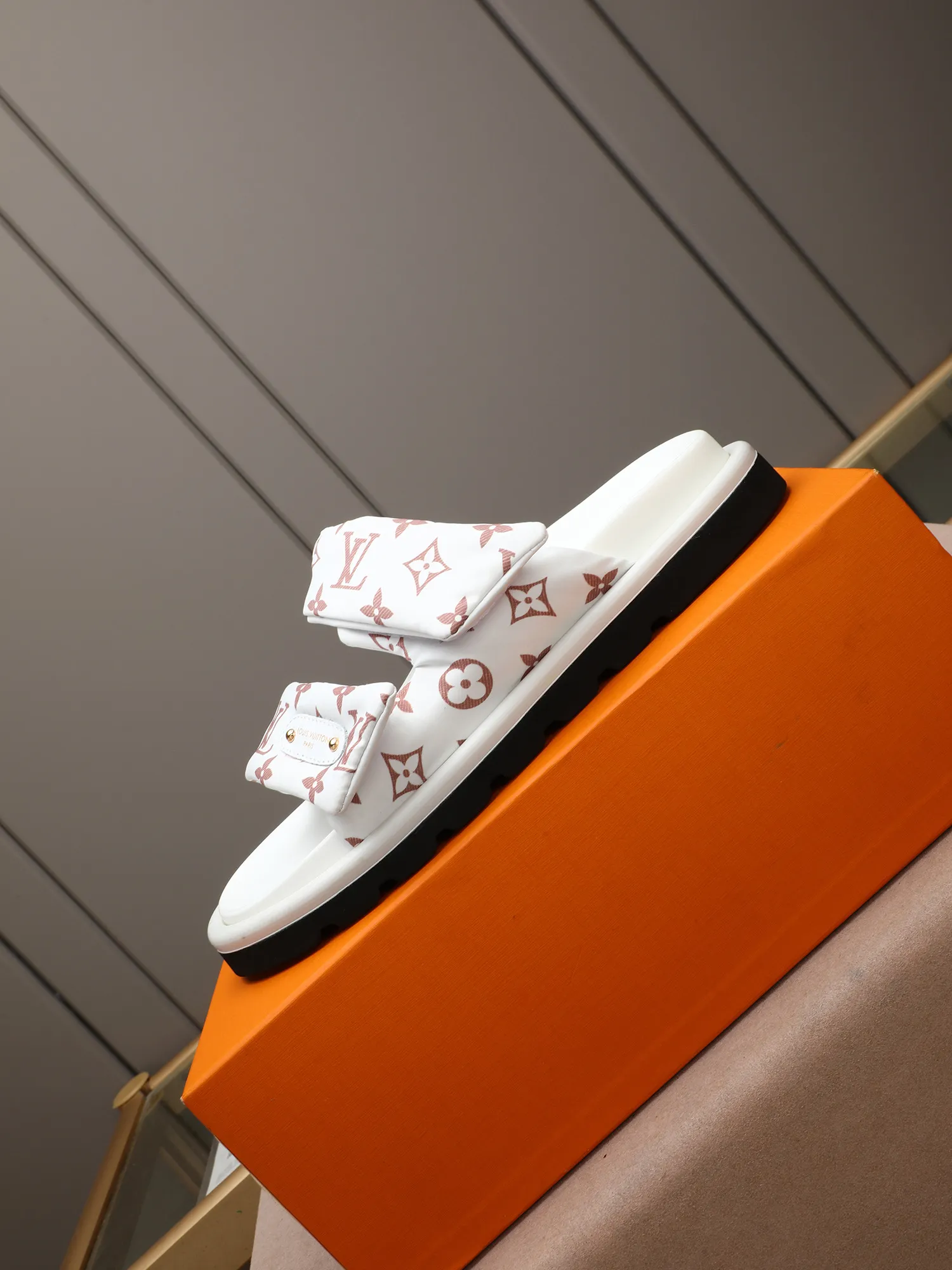 PP360 [LOUIS VUITTON] Louis Vuitton, LV printing, men's and women's slippers are on the market. The drawer box packaging comes with a cloth bag and a card. The upper pattern looks very soft and waxy, and it is a super versatile leg slimming tool. Fabric: imported denim/canvas/old fabric, LV hardware LOGO, official website pattern printing, comfortable to wear, feet: high-elastic PU water table. Sole: foam sole, heel height: about 5cm. Code number: 35-46, 35, 45, 46 are custom-made and non-returnable. Color: multiple colors and styles available.